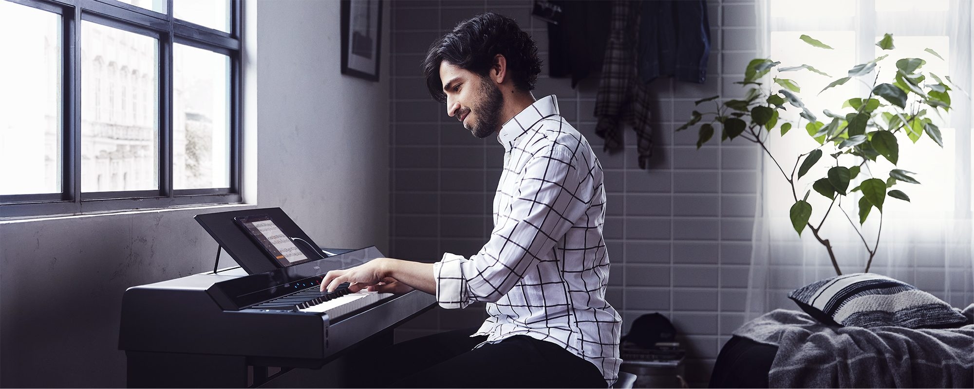 A person playing a Yamaha P-S500