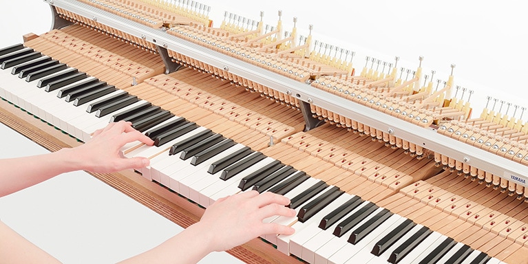 Photo AvantGrand er et hybridpiano, der ikke blot efterligner følelsen af klaviaturet på et akustisk klaver, men derimod er udstyret med selv samme klaviatur.